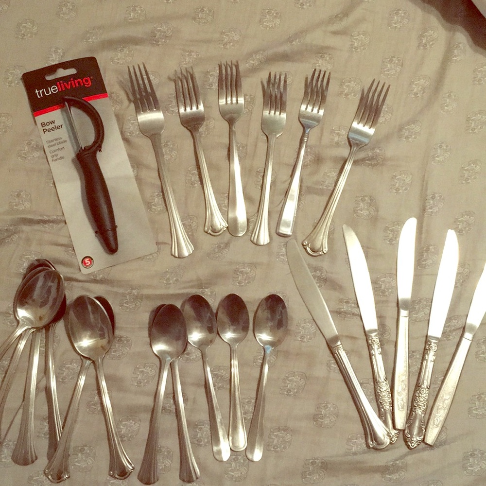 Miscellaneous silverware set